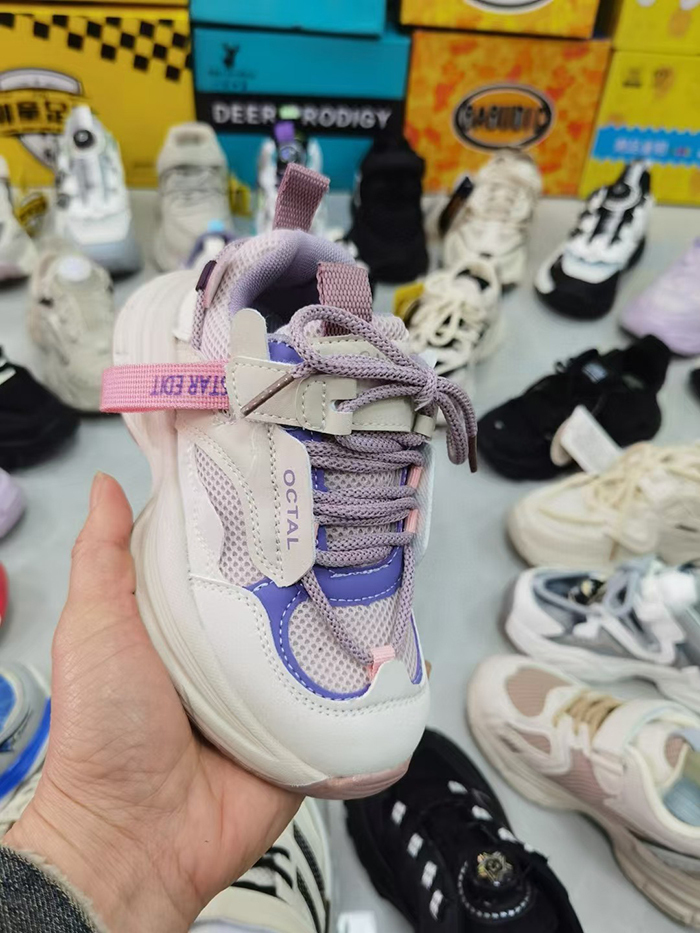 Wholesale explosive and versatile cool sports shoes are loved by both boys and girls for their appearance They have anti slip protection and are safe for children's feet  They use high-quality fabrics and are affordable for children's sports shoes