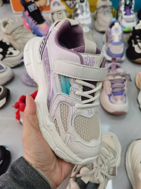 Wholesale explosive and versatile cool sports shoes are loved by both boys and girls for their appearance They have anti slip protection and are safe for children's feet  They use high-quality fabrics and are affordable for children's sports shoes