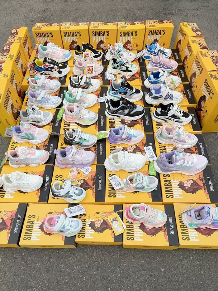 Bulk sales of fashionable children's sports shoes  breathable  non slip  lightweight  trendy and casual sports shoes with diverse styles  versatile and stylish  popular among boys and girls kids