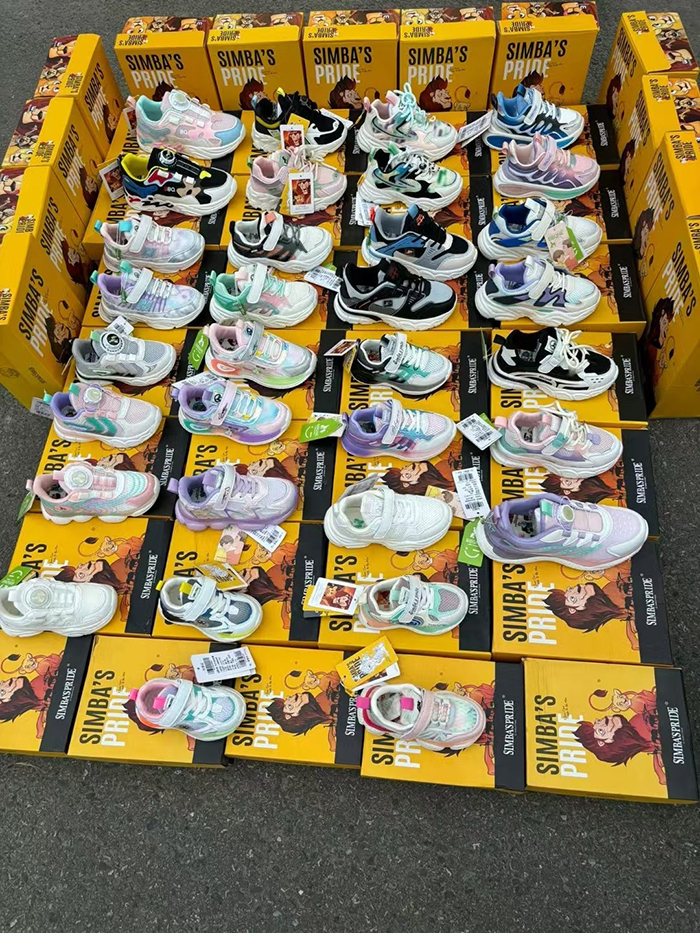 Bulk sales of fashionable children's sports shoes  breathable  non slip  lightweight  trendy and casual sports shoes with diverse styles  versatile and stylish  popular among boys and girls kids