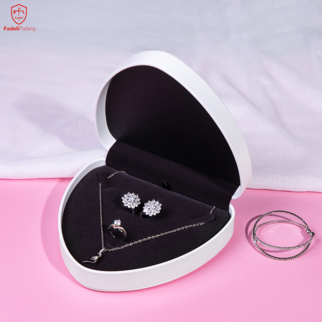 2023New Personalized Heart Shaped Jewelry Packaging Box Wedding Ring Box Heart shaped jewelry box