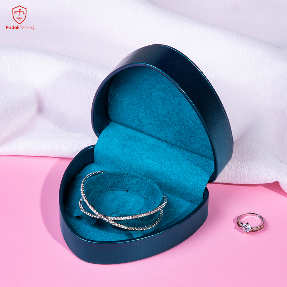 Jewelry Organizer Case, Heart Shape Portable Jewelry Box for Earrings Rings Necklaces Valentine Gift