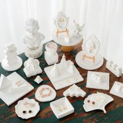 Simple and fashionable display props for plaster jewelry