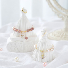 Simple and fashionable display props for plaster jewelry