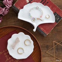 Simple and fashionable display props for plaster jewelry