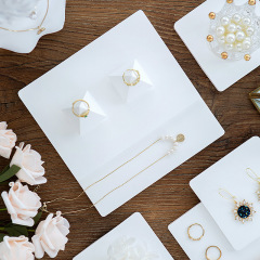 Simple and fashionable display props for plaster jewelry
