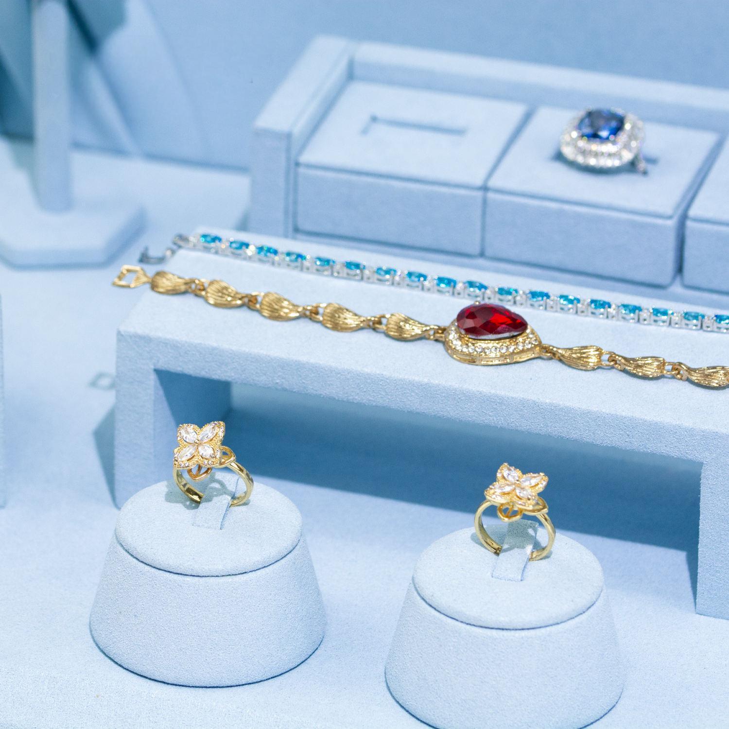 Personalized Custom Jewelry Set Display Prop Ultrafine Fiber Ring Stand Luxury Jewelry Display Set