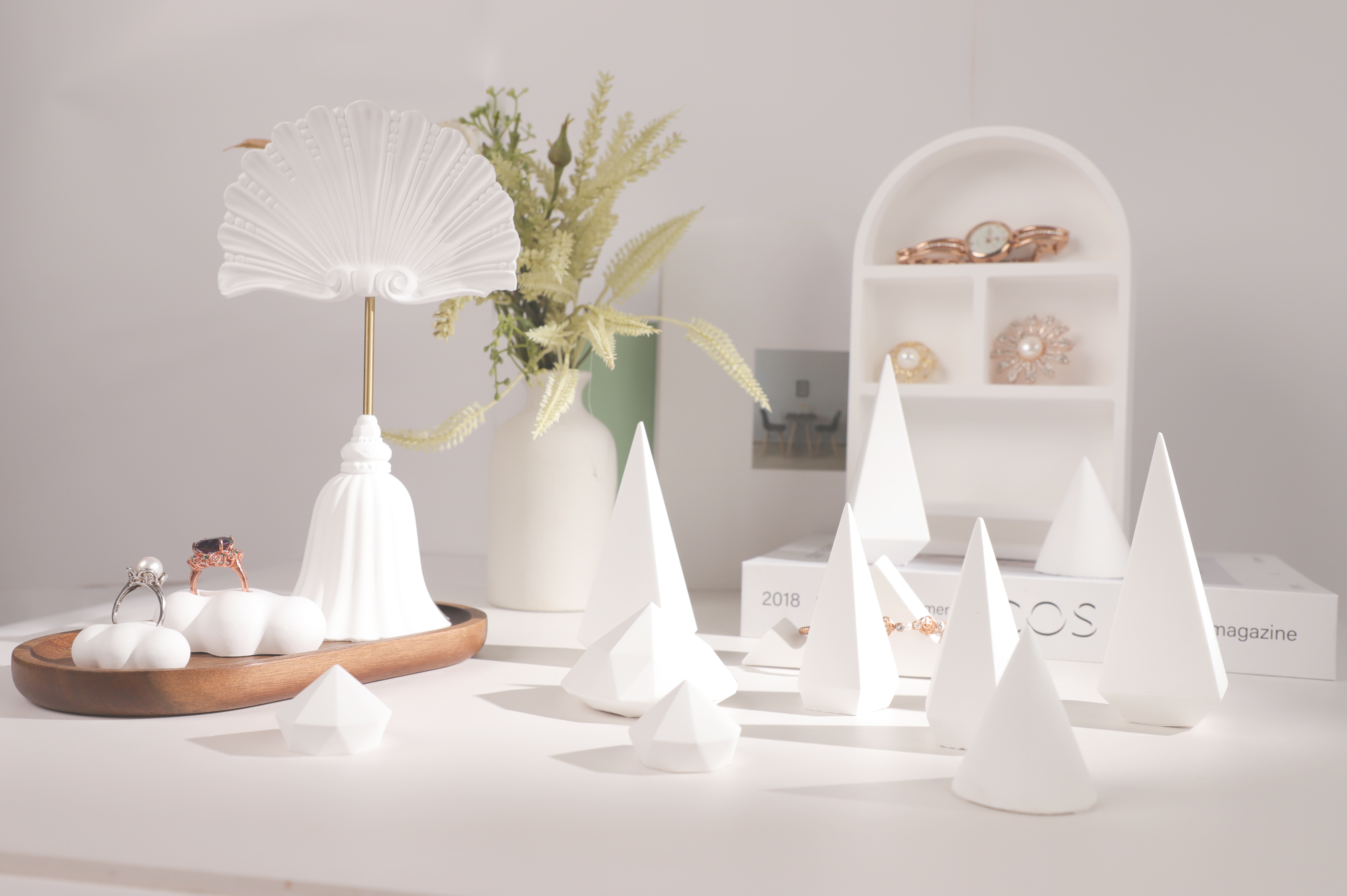 Simple and fashionable display props for plaster jewelry