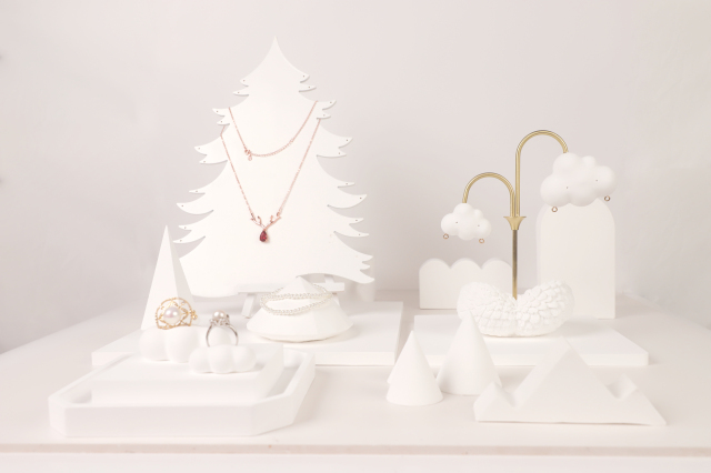 Simple and fashionable display props for plaster jewelry