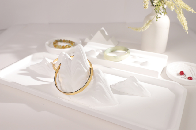 Simple and fashionable display props for plaster jewelry