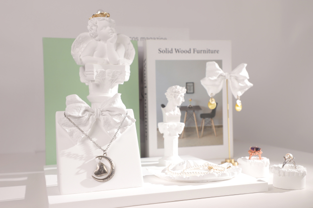 Simple and fashionable display props for plaster jewelry