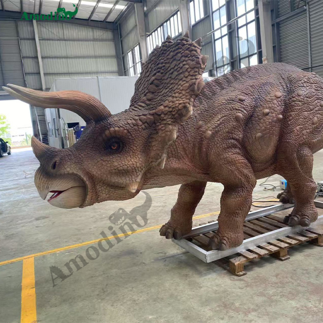 Triceratops Electrónico con Rociador y Personalizable para Parques Temáticos