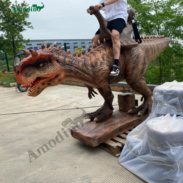 Simulación de toro dragón montando rocío de agua e hiperrealista para Dinosaur Park