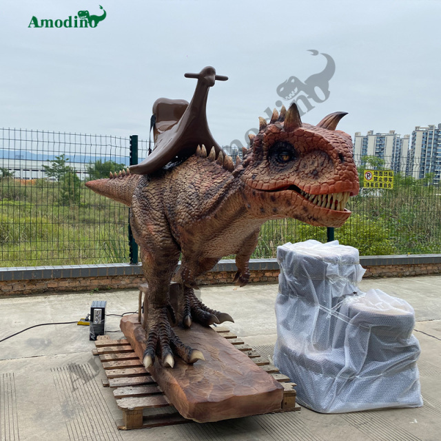 Simulación de toro dragón montando rocío de agua e hiperrealista para Dinosaur Park