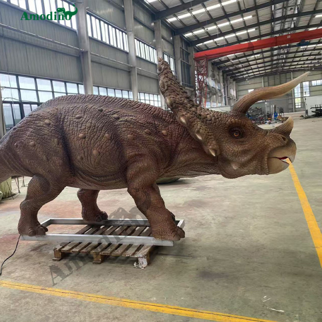 Triceratops Electrónico con Rociador y Personalizable para Parques Temáticos