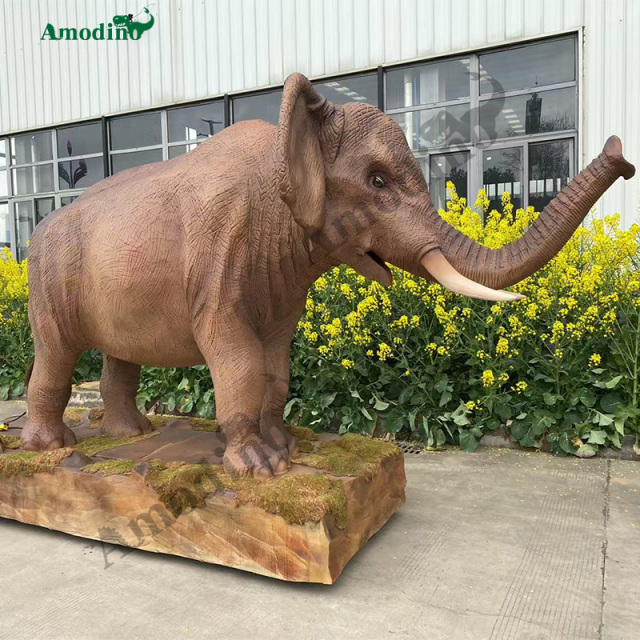 Spray de elefante electrónico e hiperrealista para Dinosaur Park