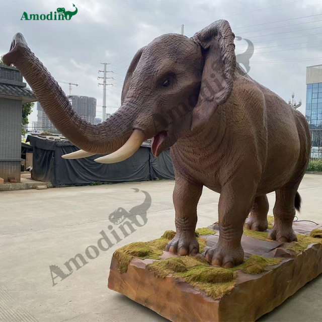 Spray de elefante electrónico e hiperrealista para Dinosaur Park