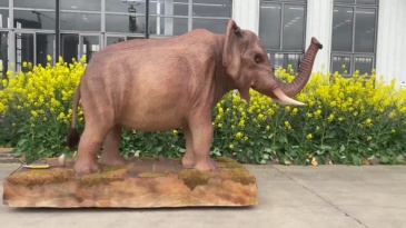 Spray de elefante electrónico e hiperrealista para Dinosaur Park