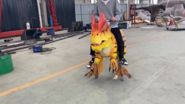 Coche dragón animatrónico de doble corona con rociador de agua y personalizable para centro comercial