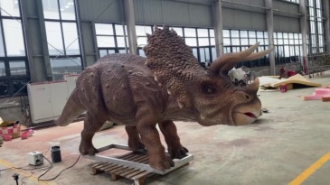 Triceratops Electrónico con Rociador y Personalizable para Parques Temáticos