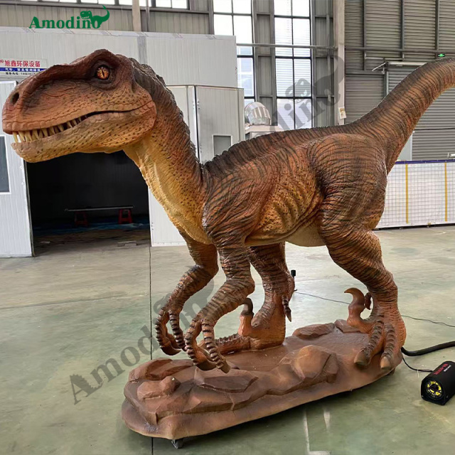 Electronic Servo Motor Velociraptor Water spray & Customizable for Shopping Mall