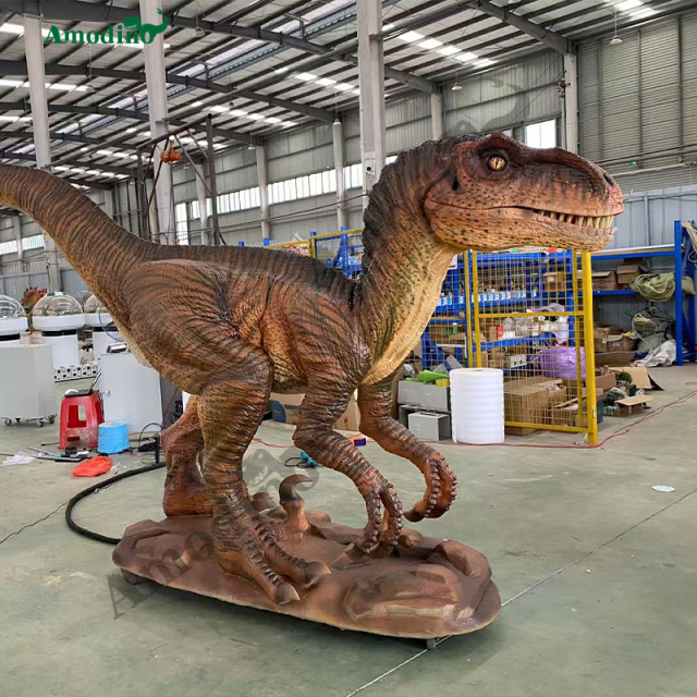 Electronic Servo Motor Velociraptor Water spray & Customizable for Shopping Mall