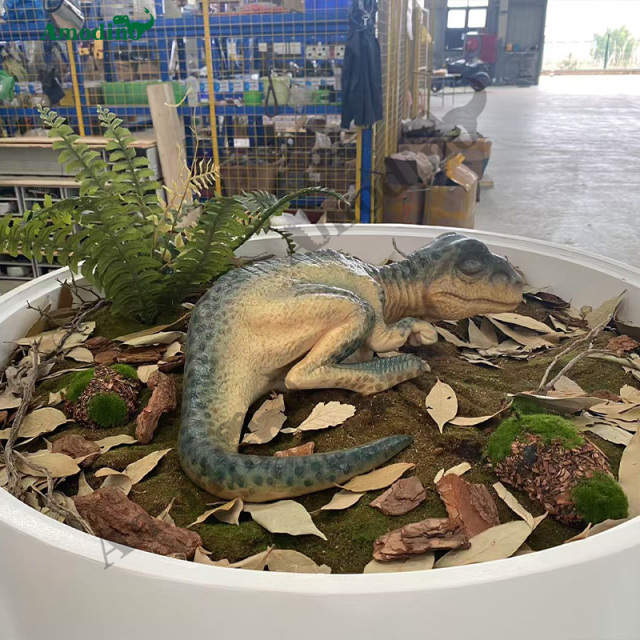 Animatronic Velociraptor incubator Customizable & Hyper-realistic for Dinosaur Park
