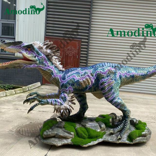 Velociraptor animatrónico con plumas