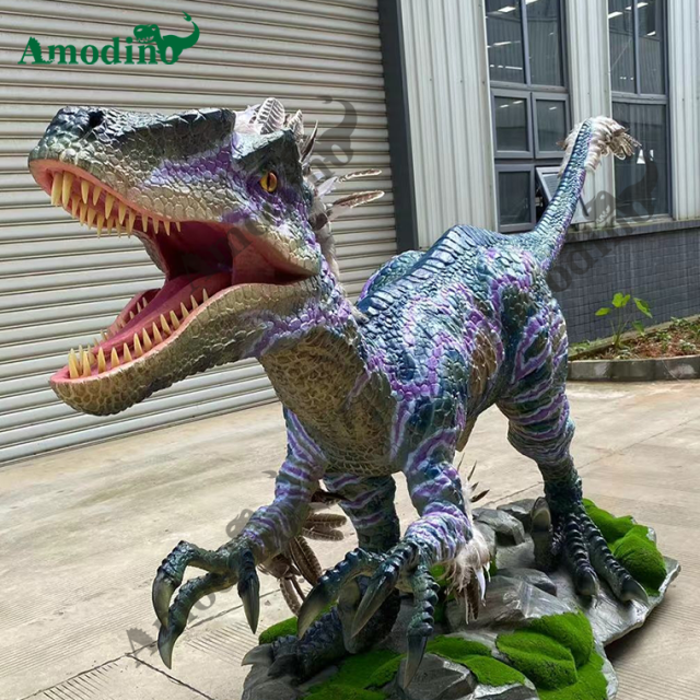 Velociraptor animatrónico con plumas