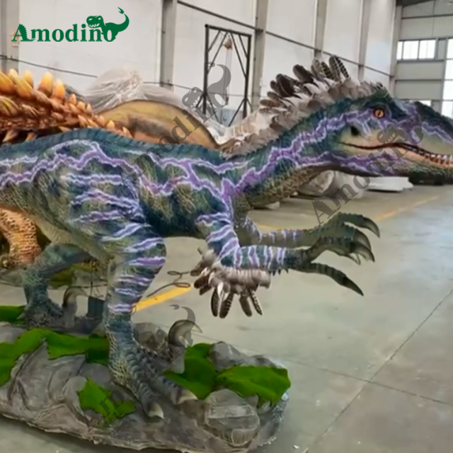 Velociraptor animatrónico con plumas