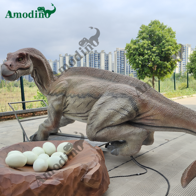 6m long animatronic Maiasaura with nest