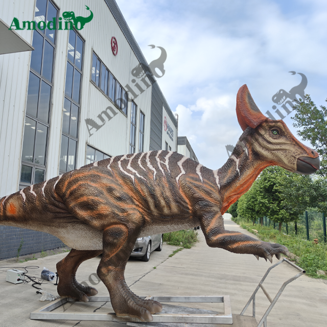 Olorotitan animatrónico de 7 m de largo