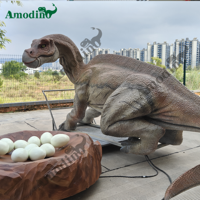 6m long animatronic Maiasaura with nest
