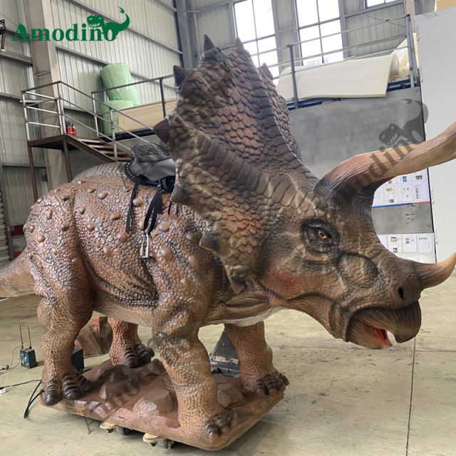 Paseo animatrónico Triceratops en aerosol e hiperrealista para Dinosaur Park