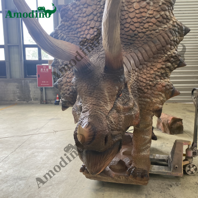 Paseo animatrónico Triceratops en aerosol e hiperrealista para Dinosaur Park