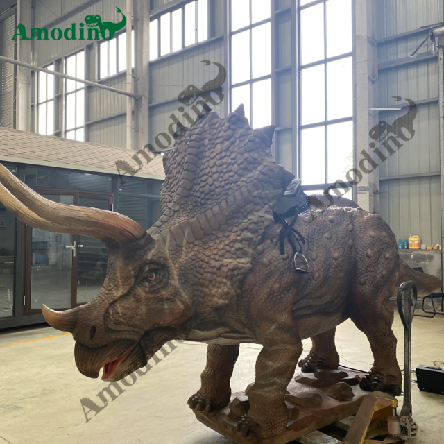 Paseo animatrónico Triceratops en aerosol e hiperrealista para Dinosaur Park