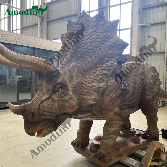 Paseo animatrónico Triceratops en aerosol e hiperrealista para Dinosaur Park