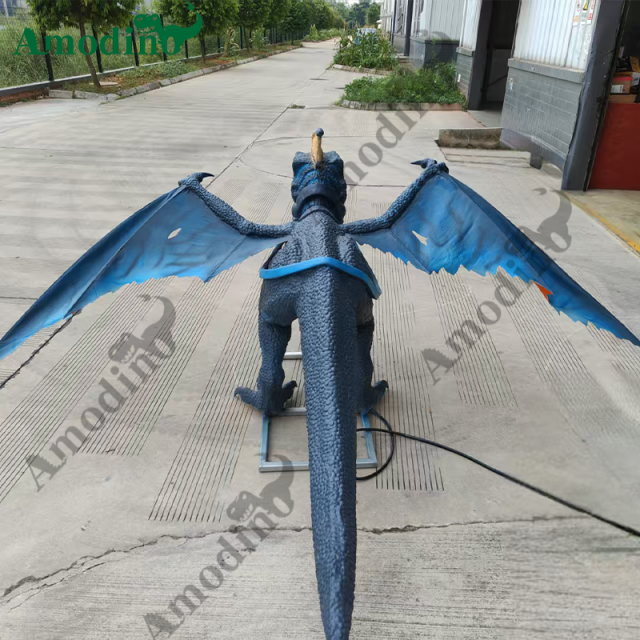 Simulación de pterosaurio azul e hiperrealista para Dinosaur Park
