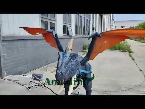 Simulación de pterosaurio azul e hiperrealista para Dinosaur Park
