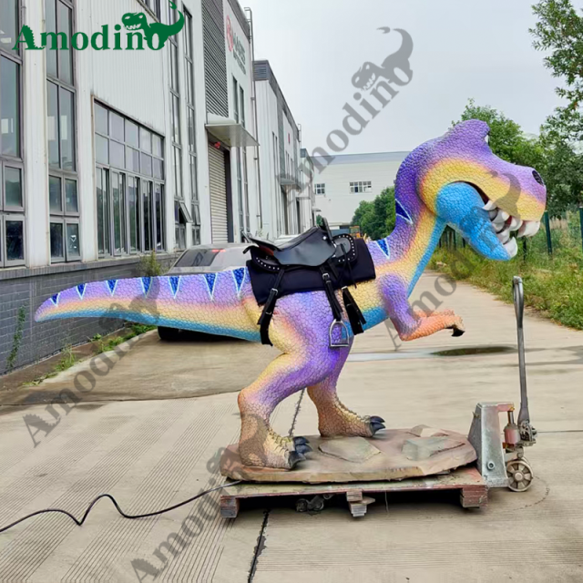 Paseo de dinosaurios de dibujos animados adecuado para parques de atracciones y parques temáticos.