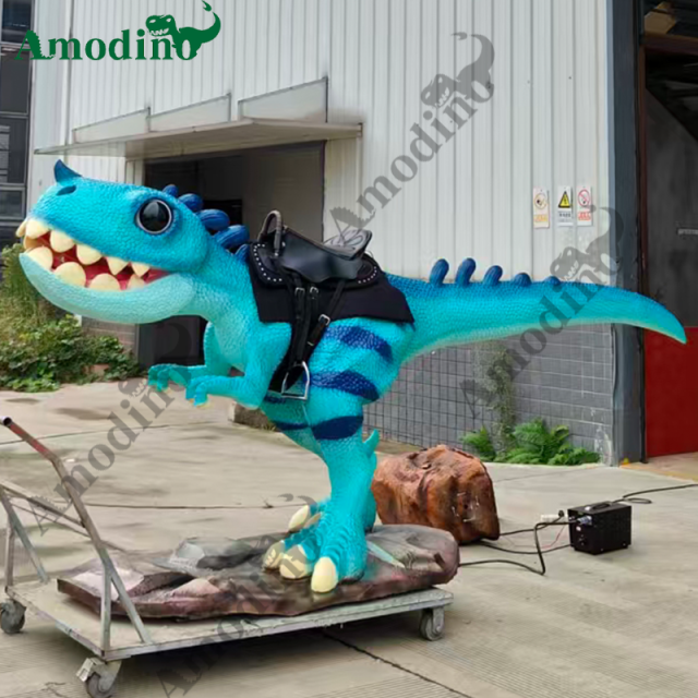 Lindo paseo en dinosaurio de dibujos animados adecuado para parques de atracciones y parques temáticos.