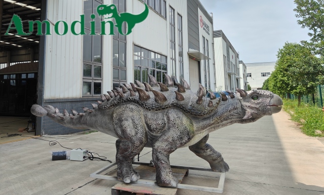 Animatrónico Ankylosaurus de color gris plateado con movimientos