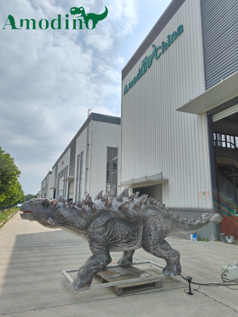 Animatrónico Ankylosaurus de color gris plateado con movimientos