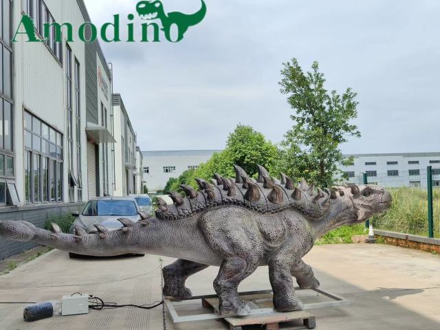 Animatrónico Ankylosaurus de color gris plateado con movimientos