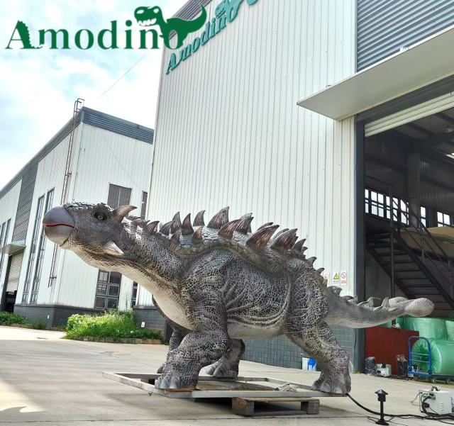 Animatrónico Ankylosaurus de color gris plateado con movimientos