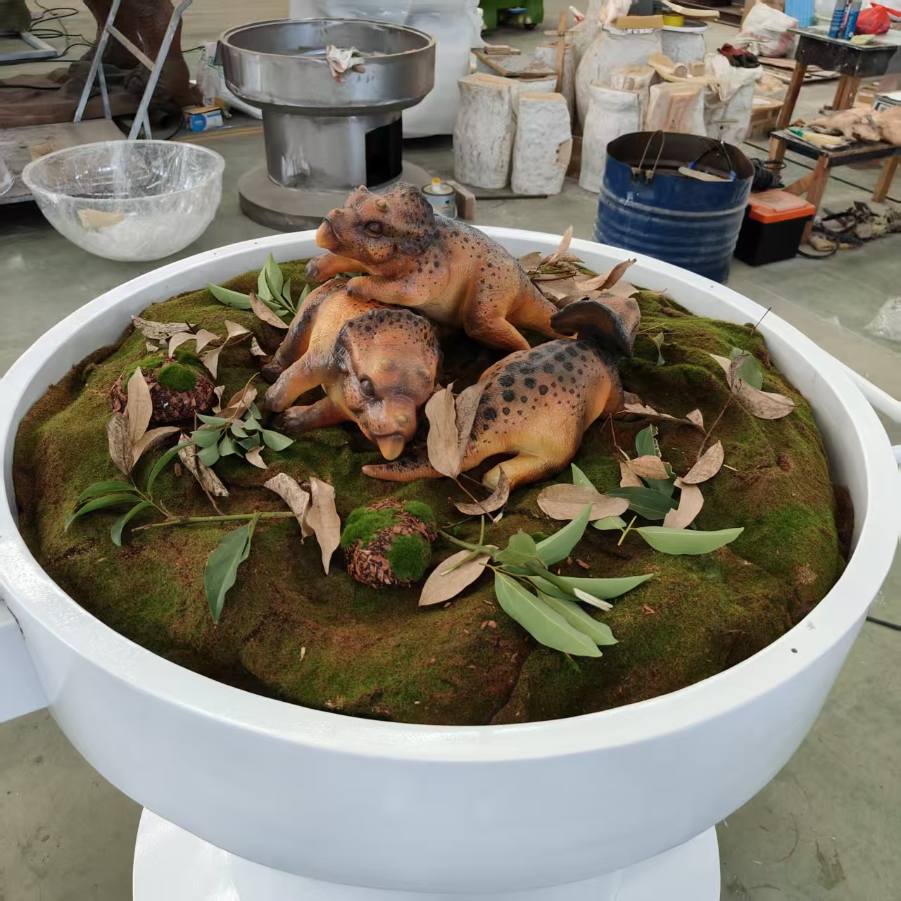 Incubadora de Triceratops personalizable con efectos ultrarrealistas, diseñada para parques temáticos de dinosaurios, centros comerciales temáticos y exposiciones temáticas.