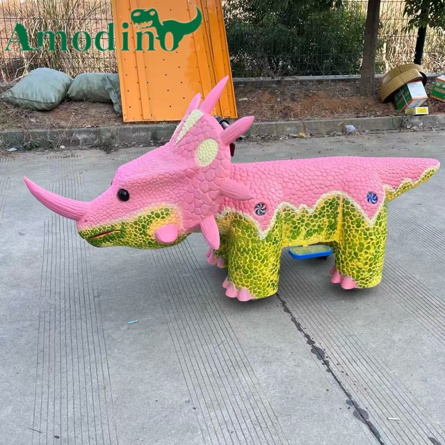 Montura de Triceratops Rosa y Verde Vibrante – Patinete Funcionado con Monedas para Parques Infantiles