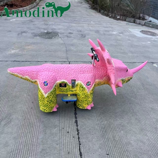 Montura de Triceratops Rosa y Verde Vibrante – Patinete Funcionado con Monedas para Parques Infantiles
