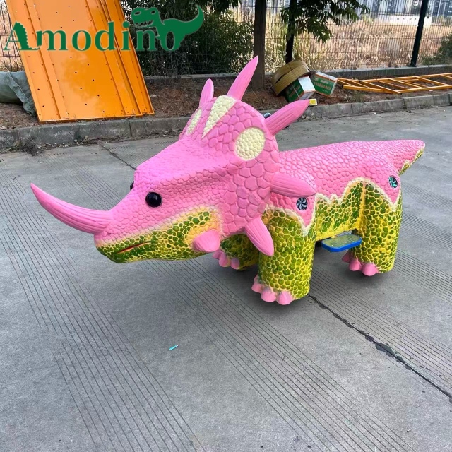 Montura de Triceratops Rosa y Verde Vibrante – Patinete Funcionado con Monedas para Parques Infantiles