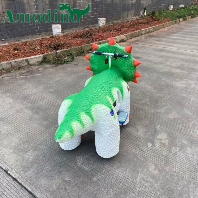Montura de Triceratops Interactiva de Alta Calidad – Patinete Verde Funcionado con Monedas para Parques